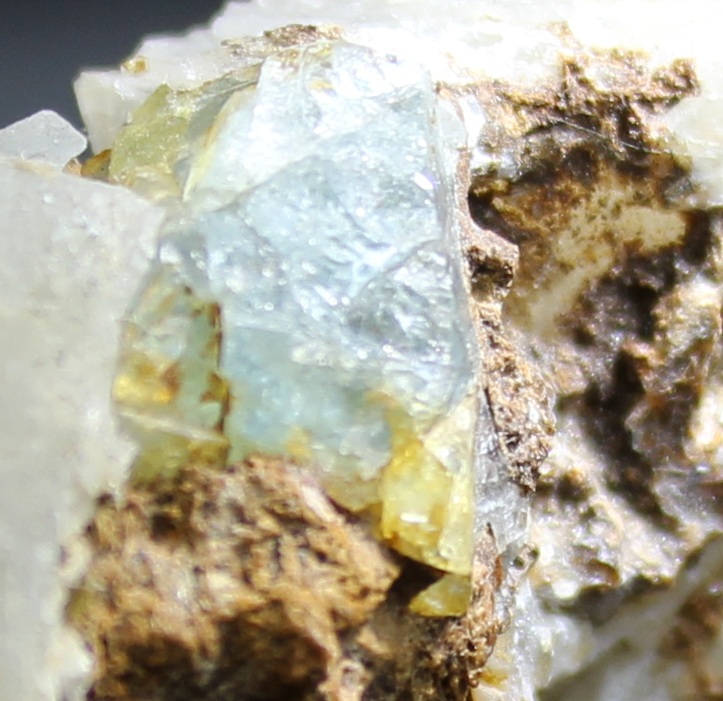 Seitliche Detailansicht eines blauen Euklaskristalls aus Chivor
