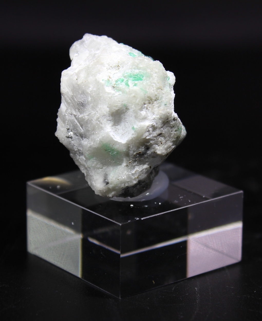 Rückseite der Smaragdstufe aus der Coscuez Mine in Kolumbien