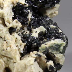 Nahaufnahme glänzender Babingtonit-Kristalle aus den Bråstad Mines, Arendal