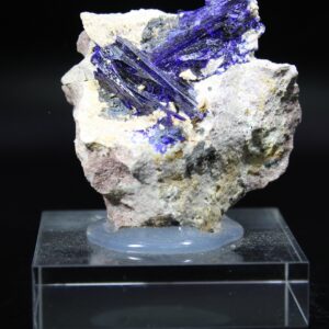 Azurit aus Kerrouchen Marokko mit tiefblauen prismatischen Kristallen auf heller Matrix