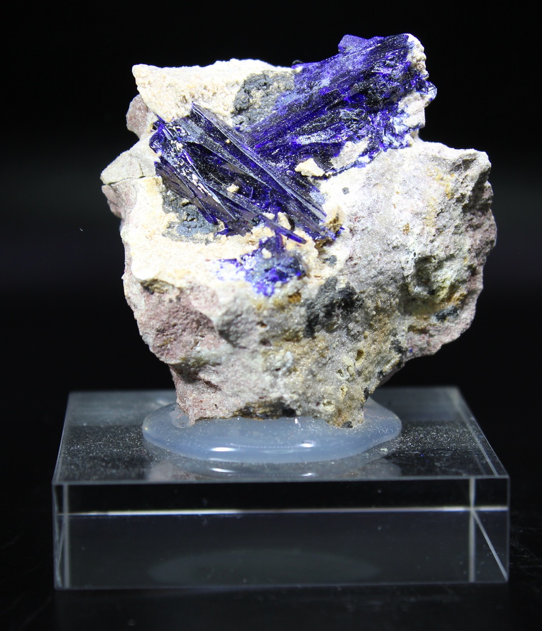 Azurit aus Kerrouchen Marokko mit tiefblauen prismatischen Kristallen auf heller Matrix