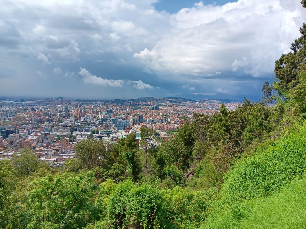 Blick von den Cerros Orientales über Bogotá vor dem Aufbruch in die Smaragdregionen Kolumbiens.