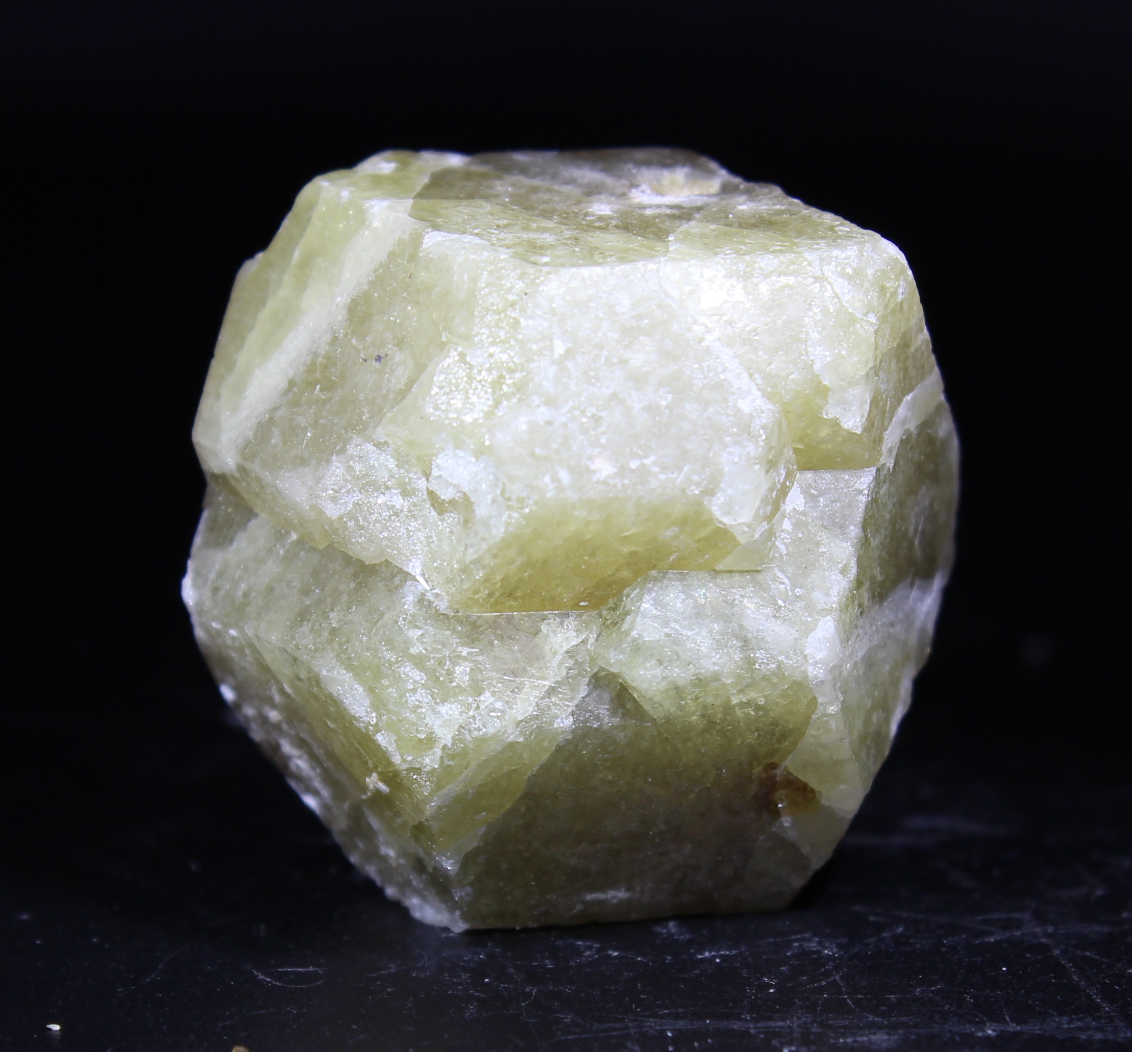 Gelblich-grüner Grossular aus Sierra de las Cruces Coahuila Mexiko mit dodekaedrischer Kristallform