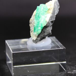 Smaragd aus der Galería Los Topos Chivor Kolumbien mit 1,4 cm Kristall auf Matrix