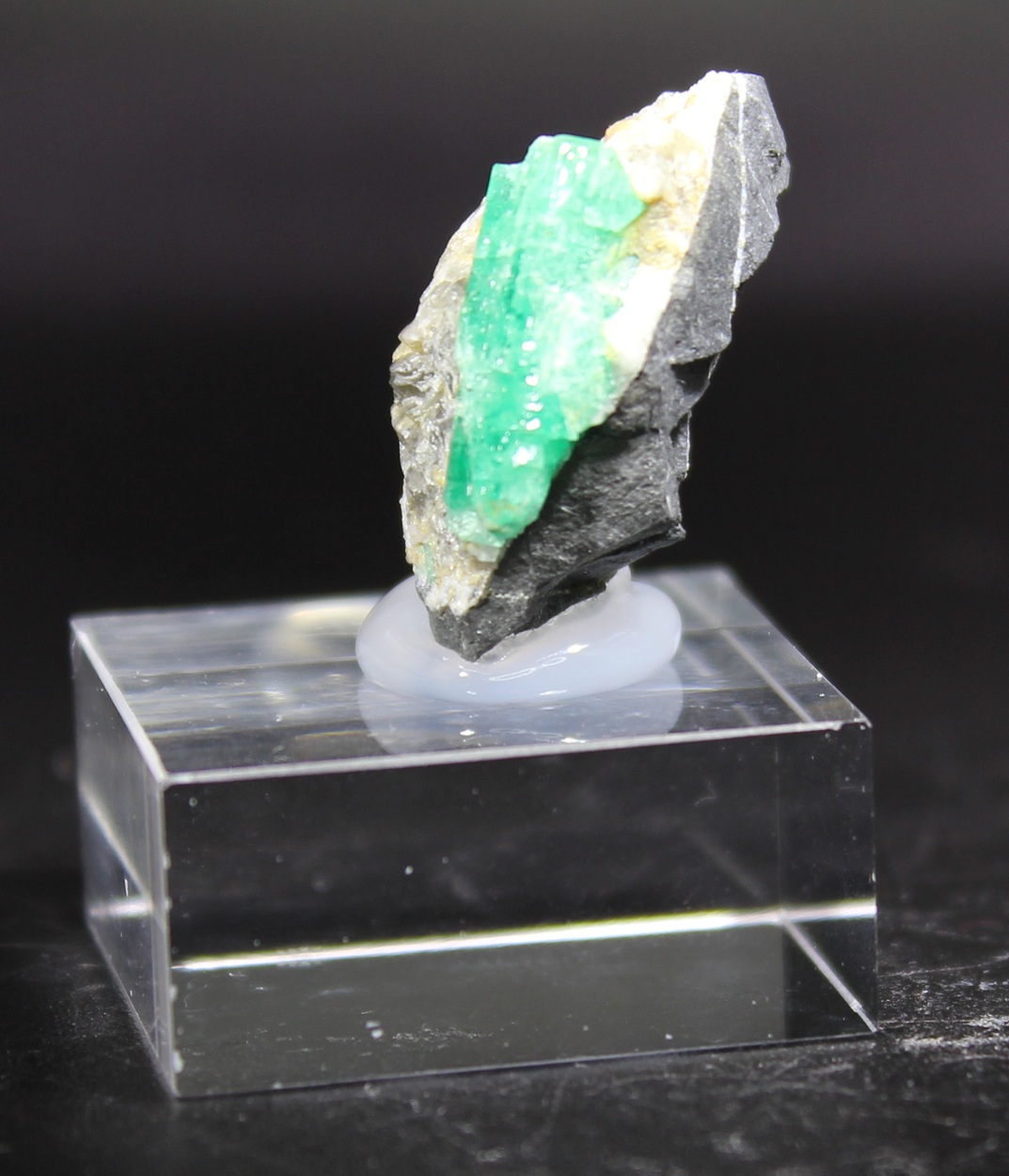 Smaragd aus der Galería Los Topos Chivor Kolumbien mit 1,4 cm Kristall auf Matrix