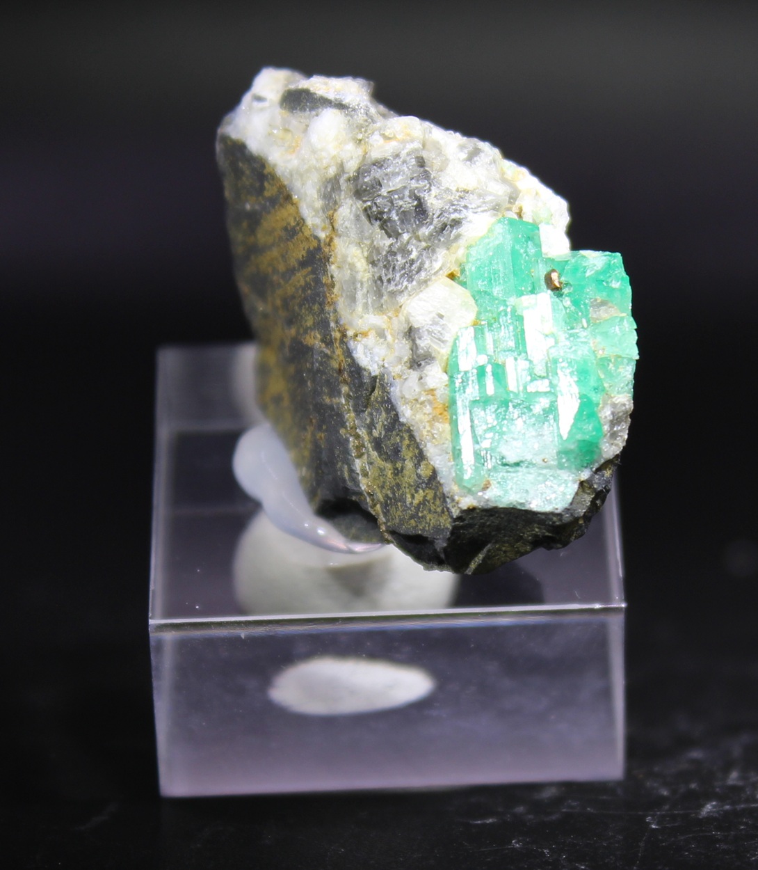 Smaragd aus der Galeria Los Topos im Chivor-Distrikt Kolumbien mit grüner Kristallgruppe auf Matrix