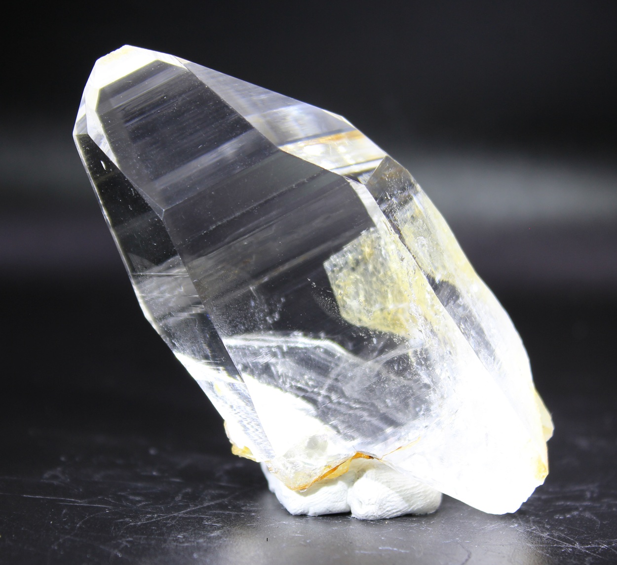 Bergkristall aus Peña Blanca Kolumbien mit hoher Transparenz und natürlichen inneren Strukturen