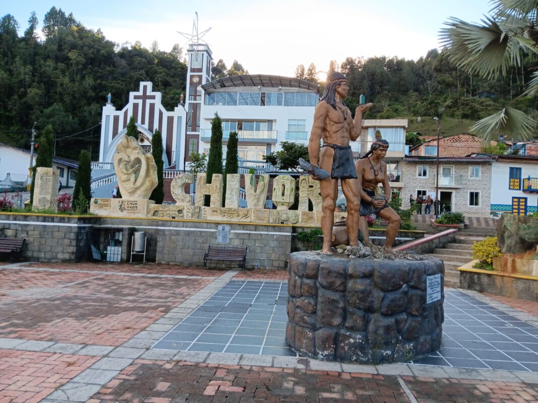 Plaza von Chivor mit Kirche und Denkmal zur Geschichte der Smaragdregion.