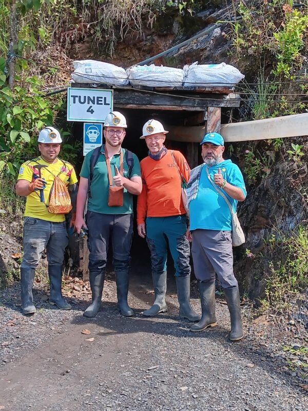 Gruppenfoto vor dem Eingang von Tunnel 4 bei der Galería Los Topos im Chivor-Distrikt.