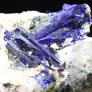 Detail tiefblauer Azuritkristalle aus Kerrouchen Marokko