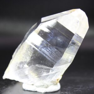 Klarer Bergkristall aus der Peña Blanca Mine Kolumbien mit prismatischer Form und gut ausgebildeter Spitze