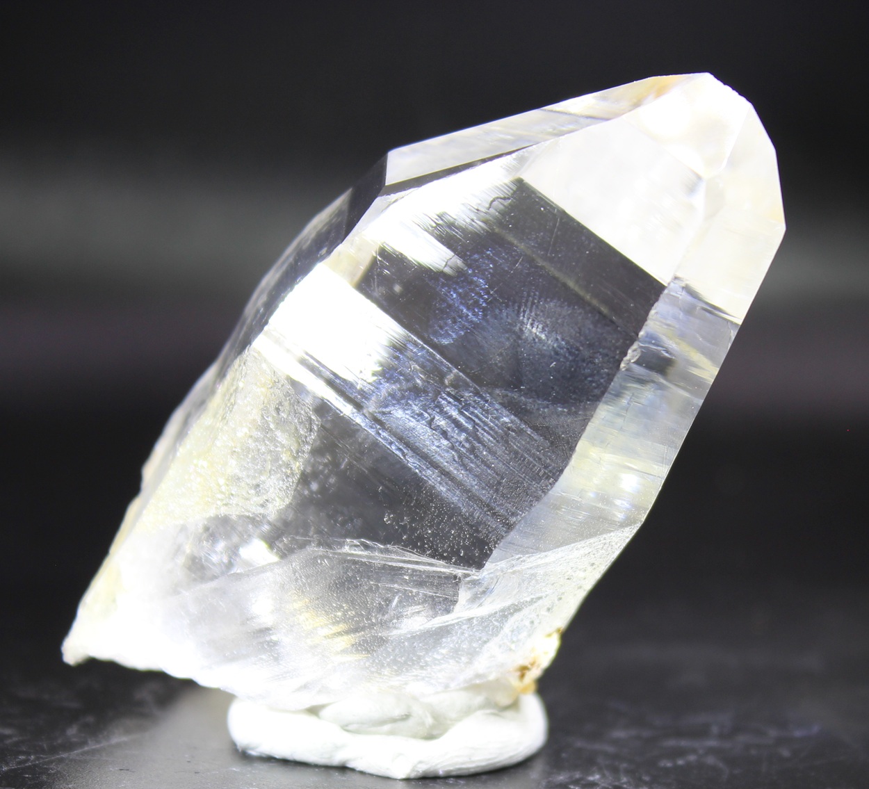 Klarer Bergkristall aus der Peña Blanca Mine Kolumbien mit prismatischer Form und gut ausgebildeter Spitze