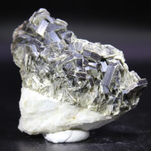 Tafelige Muskovitkristalle aus Halden Norwegen auf weißer Matrix