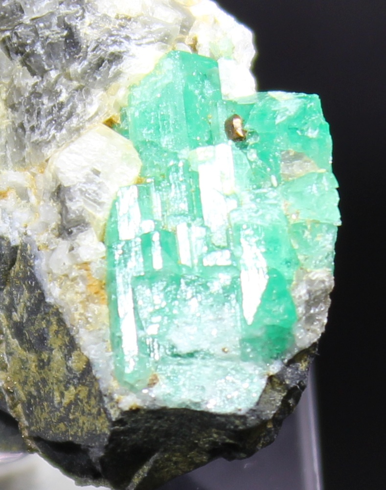 Detailaufnahme grüner Smaragdkristalle aus der Galeria Los Topos Kolumbien