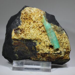 Opaker Smaragdkristall aus Chivor Kolumbien auf mineralisierter Matrix