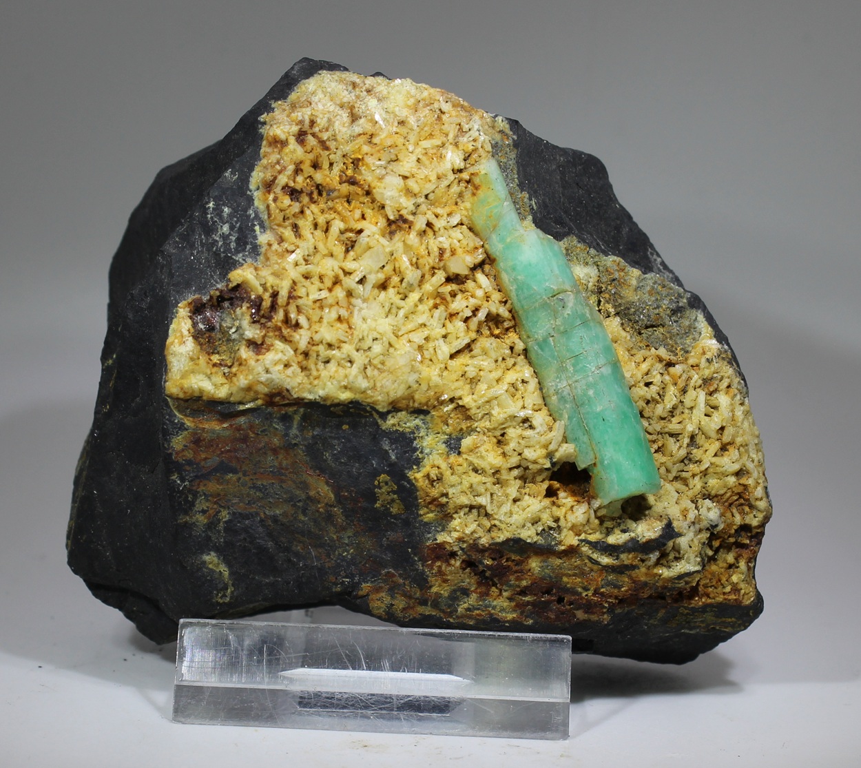 Opaker Smaragdkristall aus Chivor Kolumbien auf mineralisierter Matrix