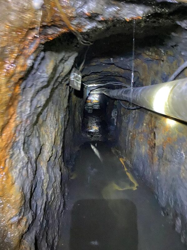 Teilweise wasserüberfluteter Stollen im Sektor Gualí bei Chivor mit Rohrleitung entlang des Grubenbaus.