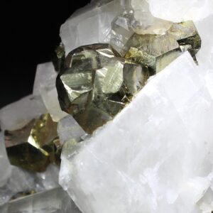 Pyrit und Calcit aus Chivor Boyacá Kolumbien in Seitenansicht
