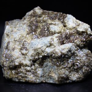 Andradit-Handstufe mit dunkelgrünen Kristallen auf Matrix aus Skjerpemyr Norwegen
