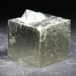 Rückseite eines kubischen Pyrits aus Navajún Spanien mit metallischem Glanz