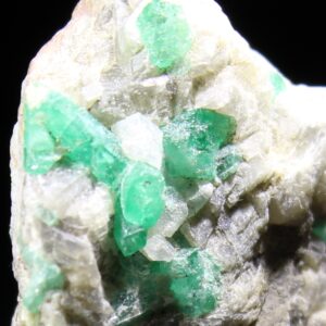Detailaufnahme grüner Smaragdkristalle aus dem Gachalá-Distrikt in Kolumbien