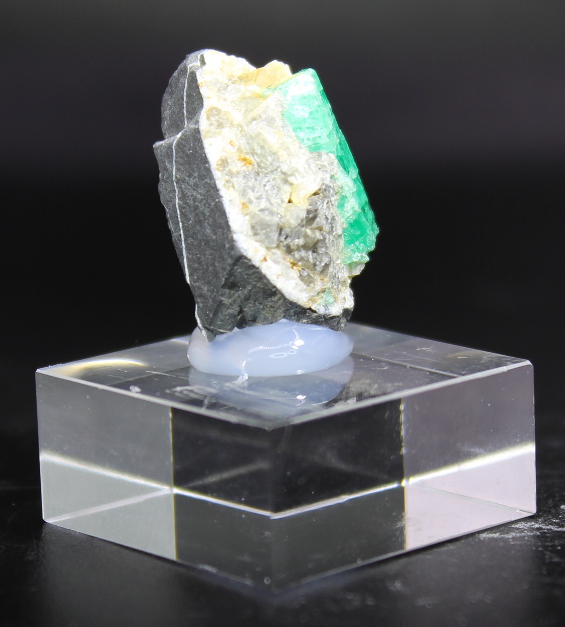 Smaragd Kristall aus Los Topos Chivor auf dunkler Matrix