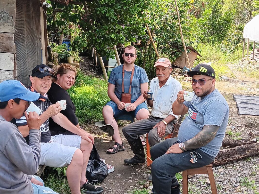 Gemeinsame Kaffeepause nach dem Besuch einer Kaffeeplantage bei Muzo im westlichen Boyacá.