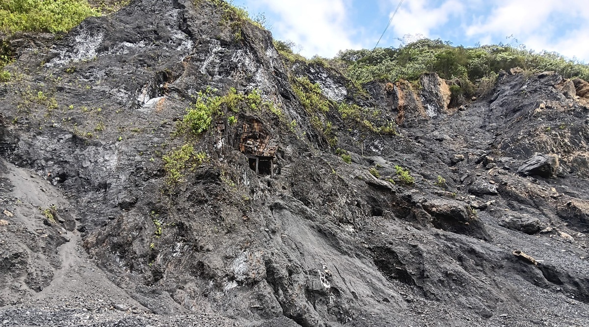 Alte und teilweise aufgegebene Grubenbaue im dunklen Schwarzschiefer des Coscuez-Distrikts in Kolumbien.
