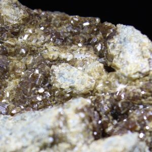 Olivgrüne bis dunkelgrüne Andraditkristalle auf Skarnmatrix aus Skjerpemyr Norwegen