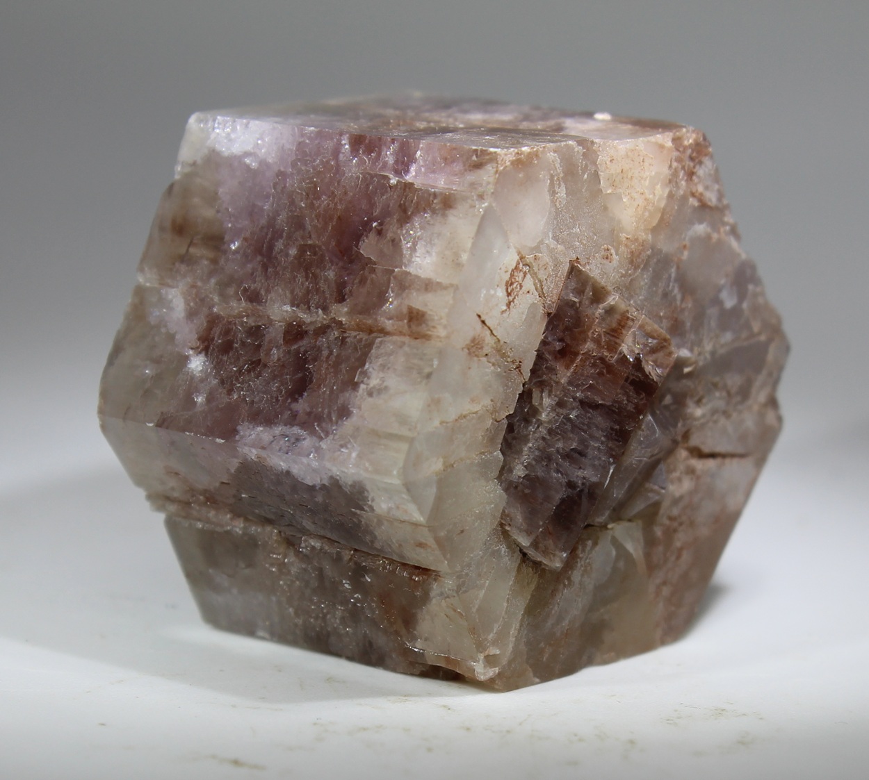 Aragonit aus Minglanilla Spanien mit violettbraunen Kristallbereichen