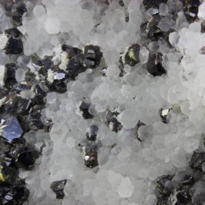 Sphaleritkristalle auf durchscheinendem Quarz aus Trepča Kosovo