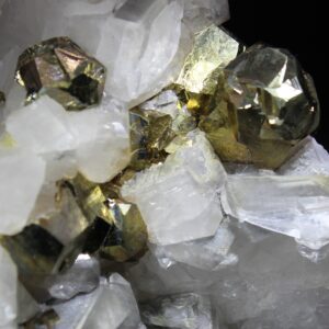 Metallisch glänzende Pyritkristalle mit Calcit aus Chivor Kolumbien