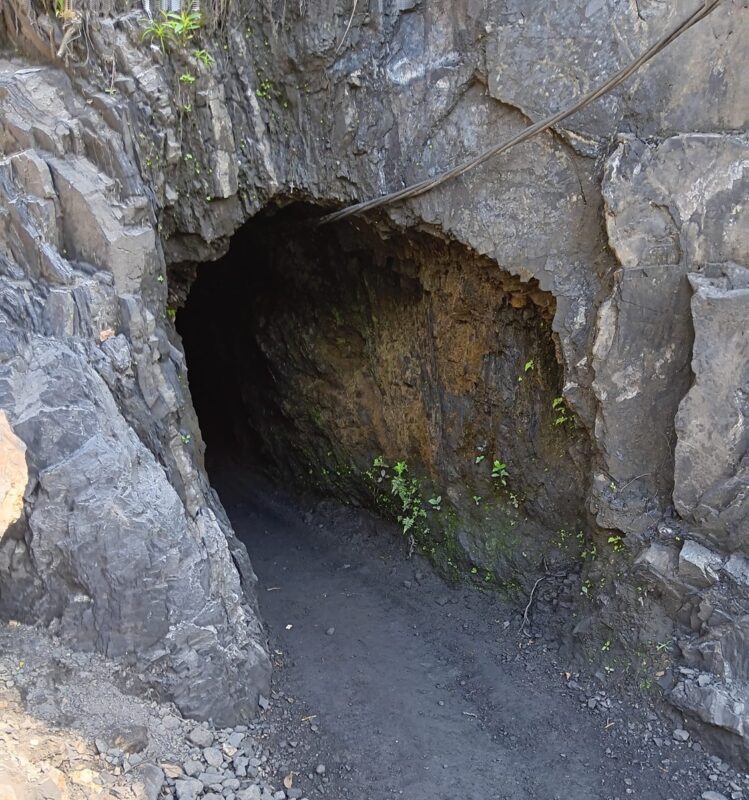 Mundloch eines kleineren Grubenbaus im Coscuez-Distrikt, direkt in dunkles sedimentäres Nebengestein vorgetrieben.