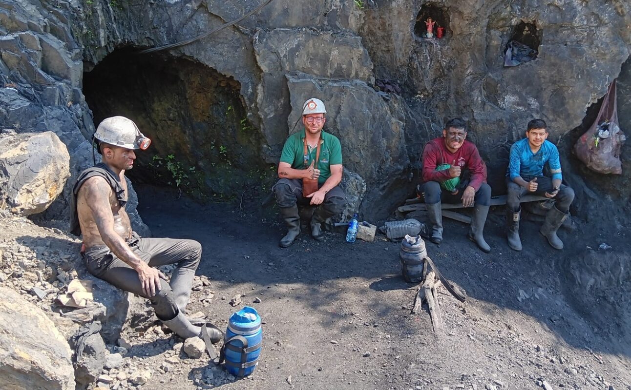 Gemeinsam mit Mineros vor einem Grubenbau im Coscuez-Distrikt im westlichen Smaragdgürtel Kolumbiens.