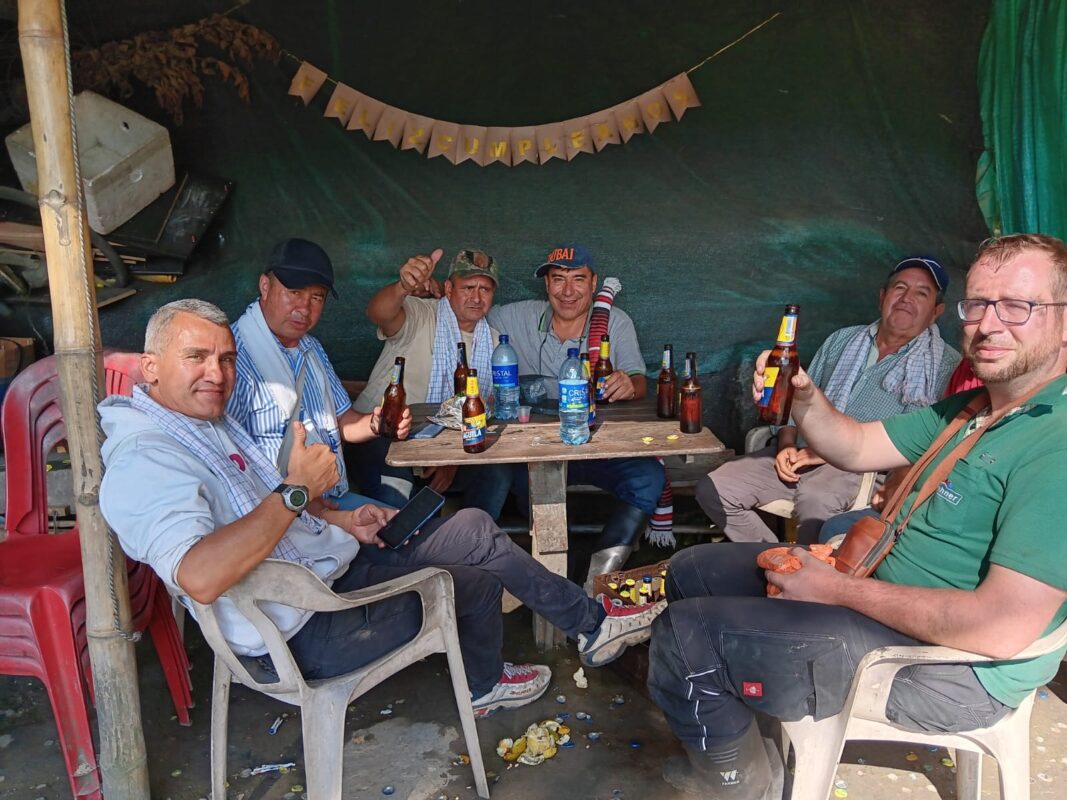 Gemeinsames Bier mit Bewohnern und Menschen aus dem Umfeld des Smaragdbergbaus in Coscuez.