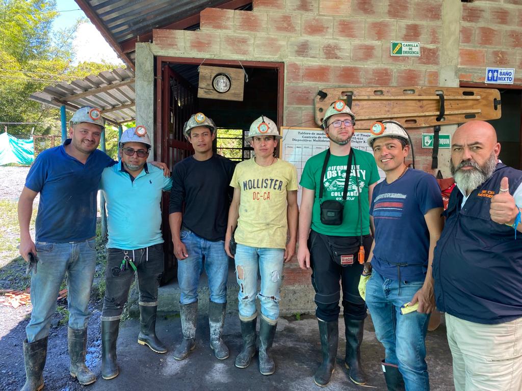 Mineros und Besucher vor einer Smaragdmine im Gachalá-Distrikt in Kolumbien.