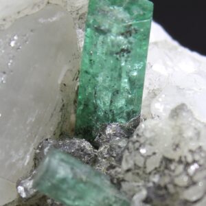 Terminierter Smaragdkristall und kleinerer Begleitkristall aus Coscuez