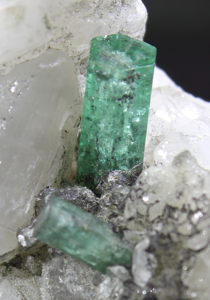 Terminierter Smaragdkristall und kleinerer Begleitkristall aus Coscuez