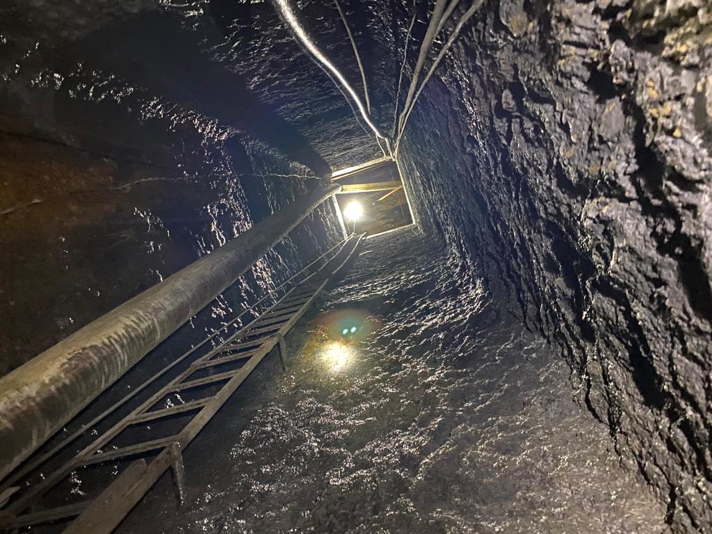 Blick aus einem vertikalen Schacht einer Smaragdmine im Gachalá-Distrikt nach oben.