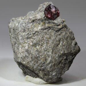 Roter Almandin von der Garnet Ledge bei Wrangell Alaska auf Glimmerschiefer