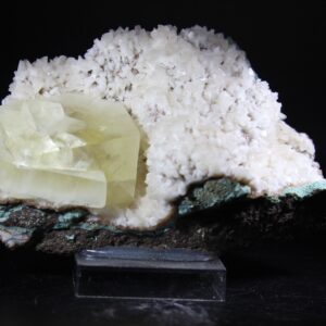 Calcit aus Raigad Indien mit gelben pseudokubischen Kristallen auf Basalt