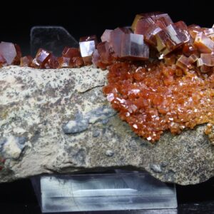 Vanadinit aus Mibladen Marokko mit rotbraunen Kristallen bis 1 cm auf Matrix