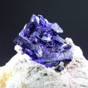 Detail dunkelblauer Azuritkristalle aus Kerrouchen Marokko