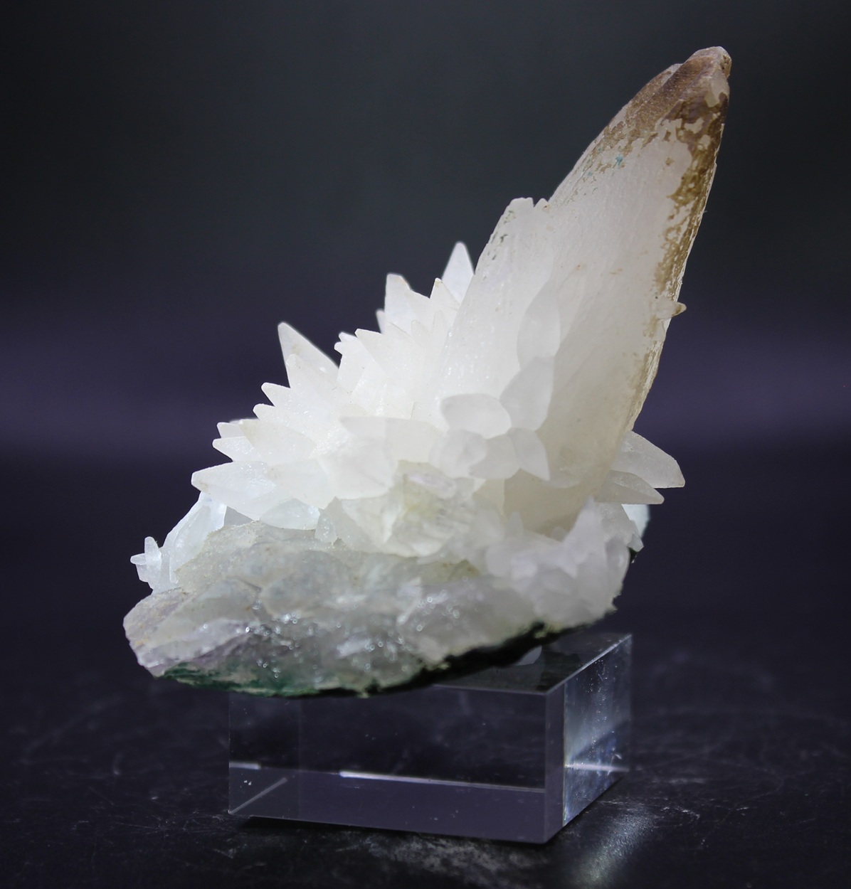 Scalenohedral Calcite crystals from Iraí Brazil on greenish matrix
