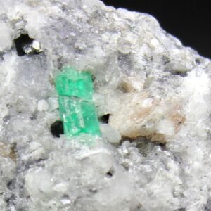 Detail eines 6 bis 7 mm großen Smaragdkristalls aus Coscuez Kolumbien