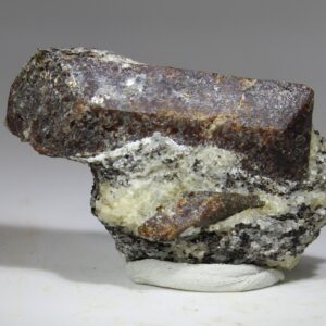 Staurolith Kristalle aus Nesodden Norwegen auf Matrix mit Quarz und Dunkelglimmer