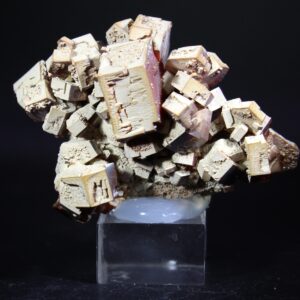 Rückseite von Vanadinit aus Mibladen mit beige braunen Kristallflächen und stufigen Strukturen