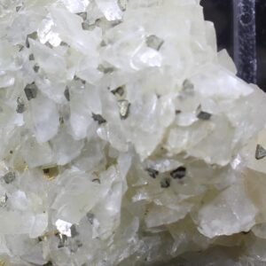 Detail von Pyritkristallen zwischen Calcit aus Meggen