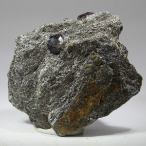 Zweiter Almandin Kristall auf Glimmerschiefer Garnet Ledge Alaska