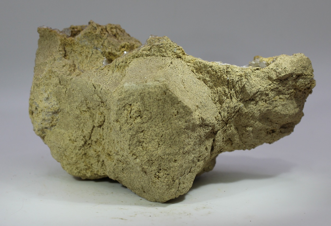 Rückseite der Calcit-Stufe aus Nieder-Werbe bei Kassel mit Grauwacke-Matrix